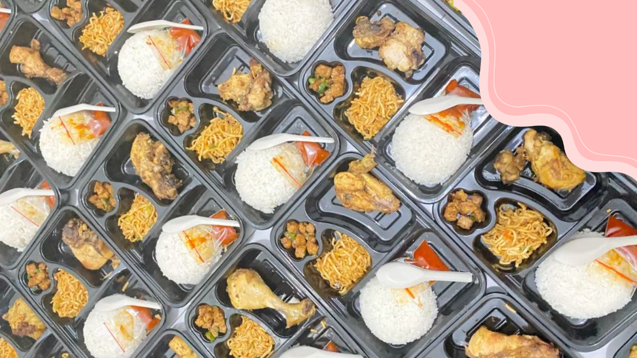 Nasi kotak isi nasi putih, ayam goreng, telur, dan lauk pendamping