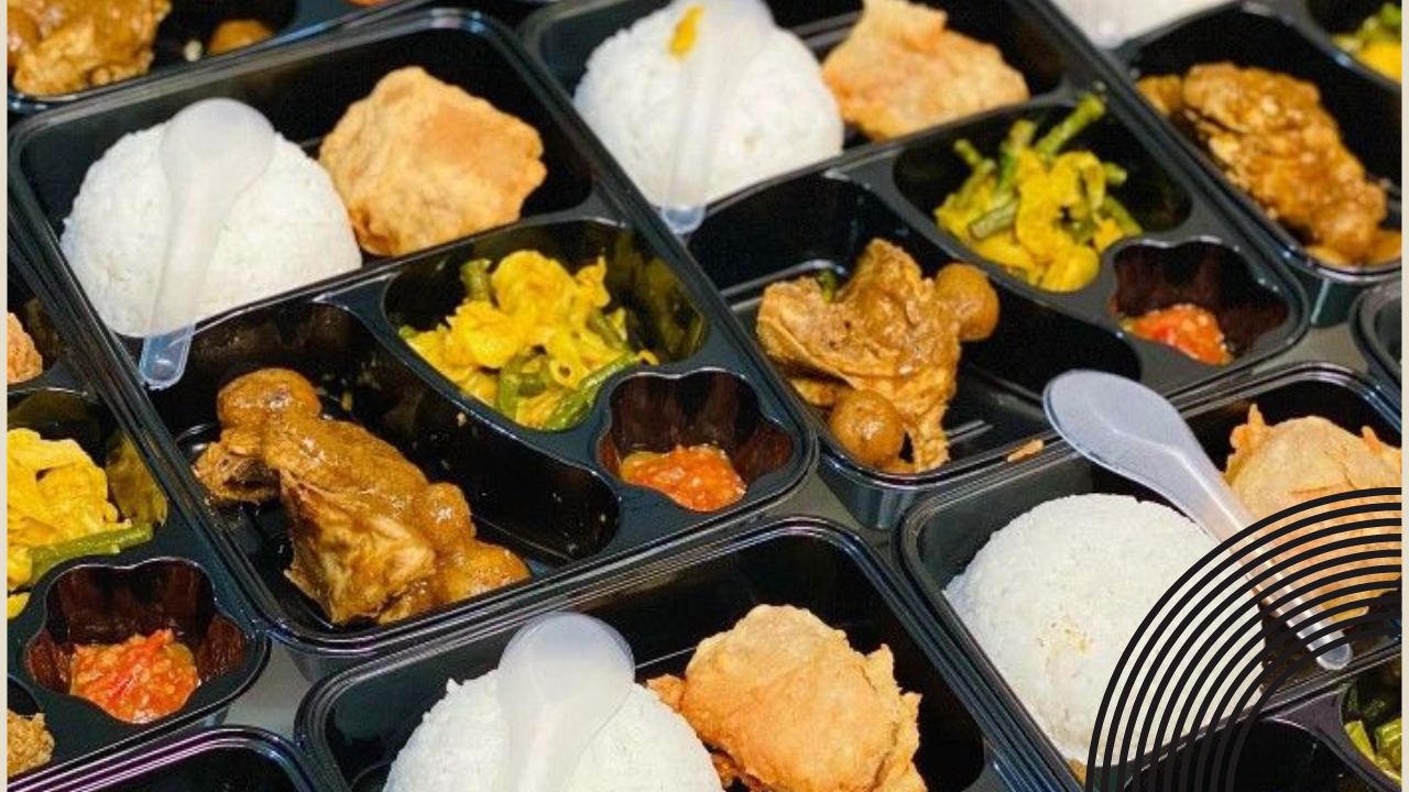 Nasi kotak dengan nasi putih, ayam goreng, sayur kuning